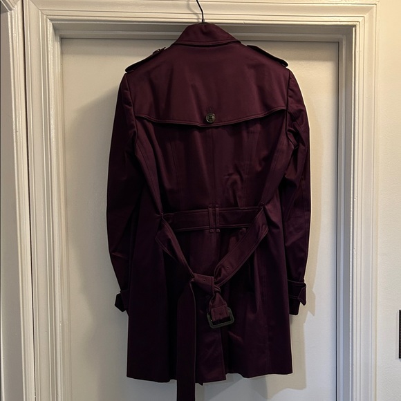 Elegant Double-Breasted Burberry Trench Coat in Deep Burgundy - Picture 2 of 12